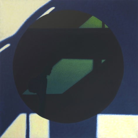 Obraz "Pomiędzy IV", tempera żółtkowa na płótnie, 90x90 cm, z cyklu "międzyprzestrzeń", abstrakcyjne cienie na okrągłym oknie, sylwetka człowieka, abstrakcja geometryczna, kontrastowy światłocień